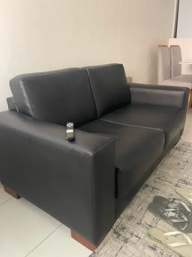 Sofá de couro sintético 