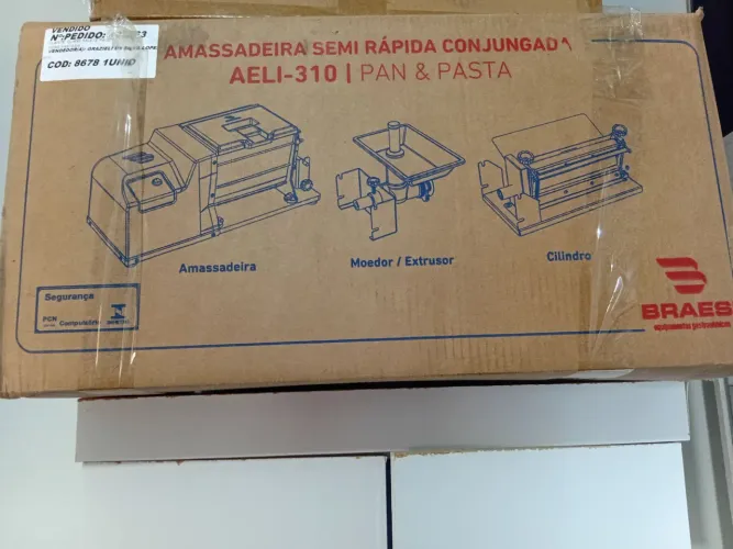 Vendo amassadeira braesi seminova, com cilindro e extrusora ,com manual de instruções .