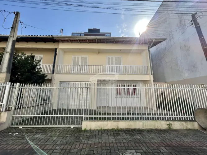 Casa disponível para locação comercial no centro de Balneário Piçarras/SC (Cód. 14023)