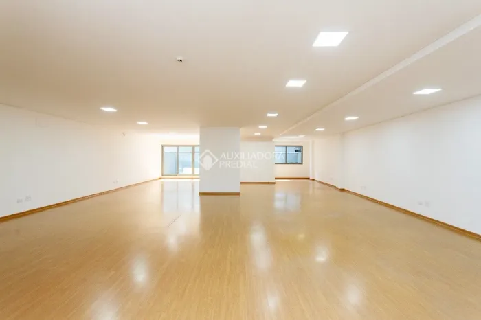 Sala comercial com terraço em estrutura corporativa no Cabral (Link-e)