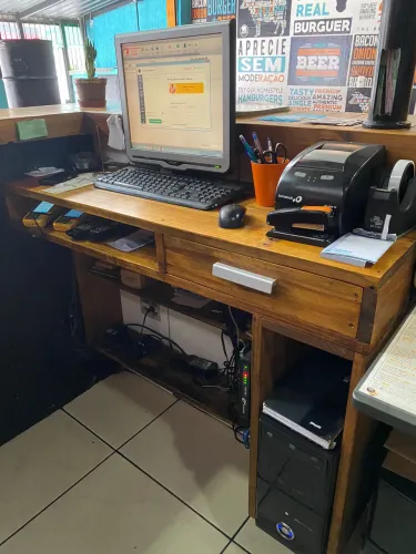 Móvel para caixa/ mesa com prateleiras