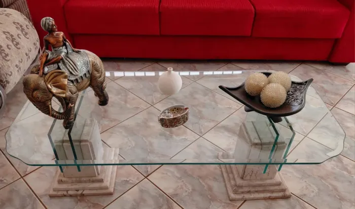 Mesa de centro sala de visitas ,mármore travertino,tampo vidro bisotê