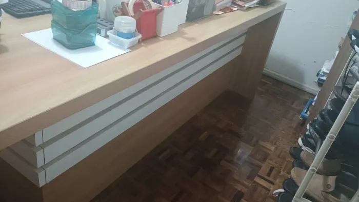 VENDE-SE MESA EM L 2 X 2 EM MADEIRA LINDA PRA ESCRITÓRIO 