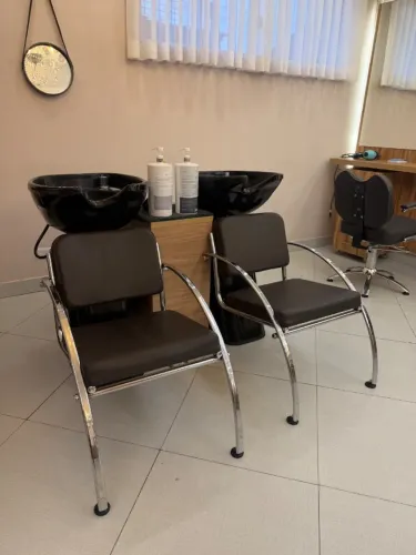 Lavatórios e cadeiras reclináveis para salão em perfeito estado