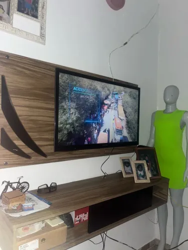 Televisão 40 polegadas (não é smart) mas tem entrada para internet.