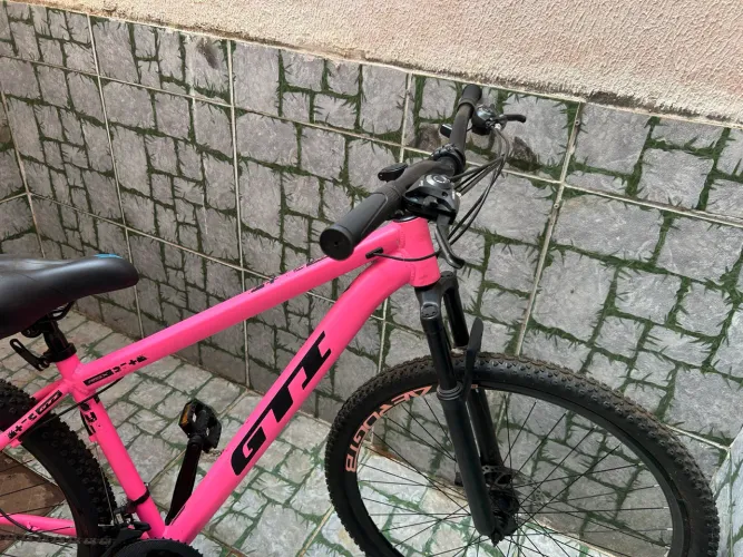 Vende se Bicicleta GTI rosa pink 
