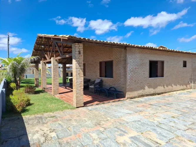 Casa Plana de Esquina, com um espaço incrivel pra seu Lazer - Beberibe - CE