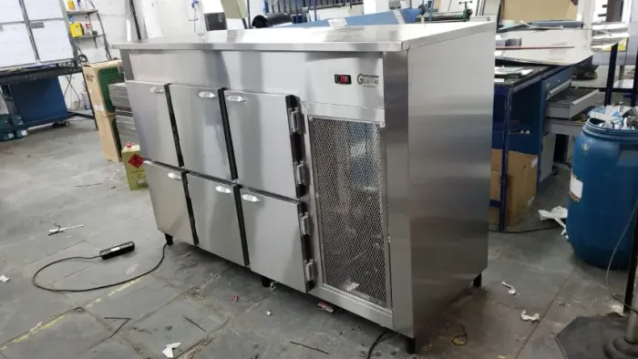 Balcão Refrigerado e Freezer em Inox Sob Medida - Gelabras