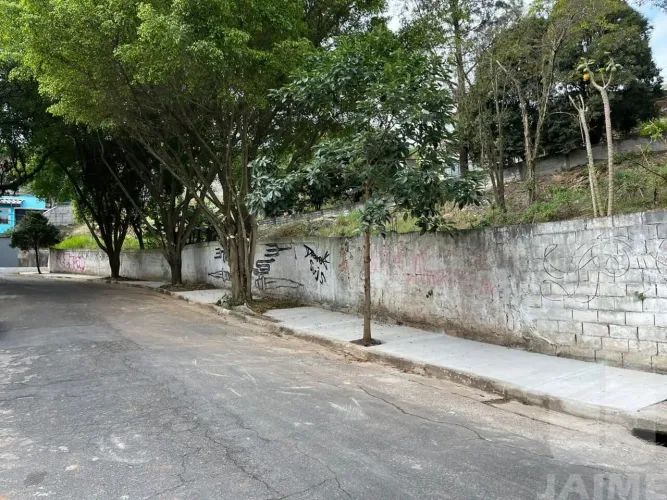 Terreno de esquina em Alto de Pinheiros