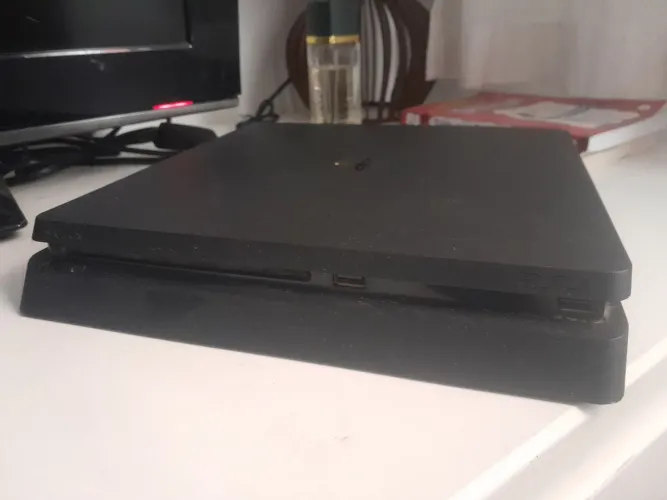 Ps4 em bom estado 2 controles e 3 jogos, aceito ps5, posso conversar.