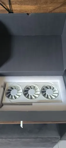 Placa de Vídeo XFX Radeon RX 9060 XT OC White 16GB GDDR6