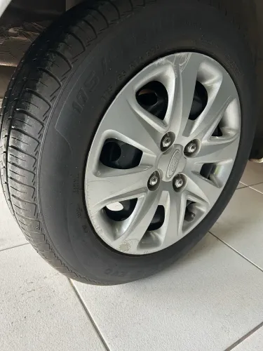 Pneus com rodas e calotas  Ford KA