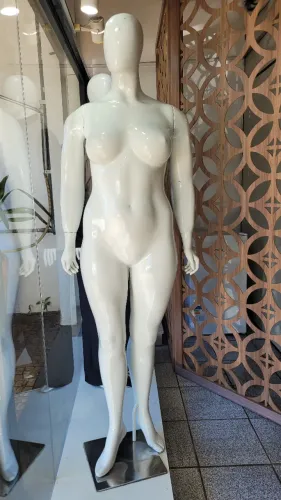 Manequim feminino plus size em fibra.