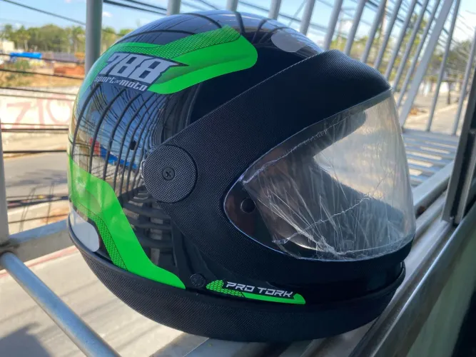 Capacete tamanho 60 não foi usado