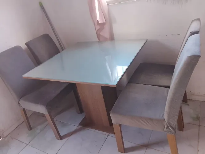 Mesa com quatro cadeiras