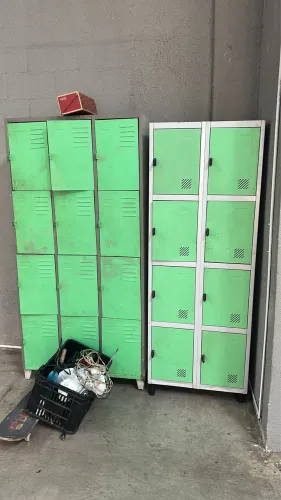 Armários de aço com portas