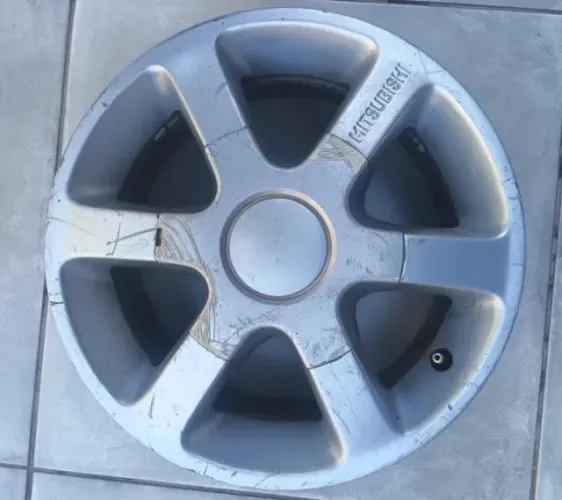 Roda original da L200 GLS quadrada