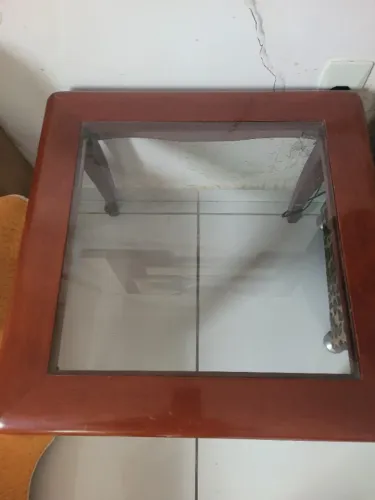 Mesa de centro ou cabeceira.