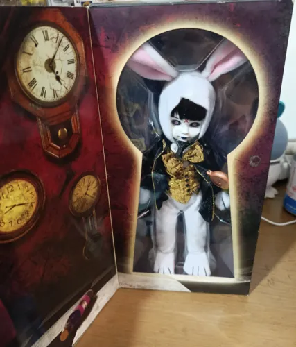 Living Dead Dolls Eggzorcist White Rabbit - Alice in Wonderland - Lacrada