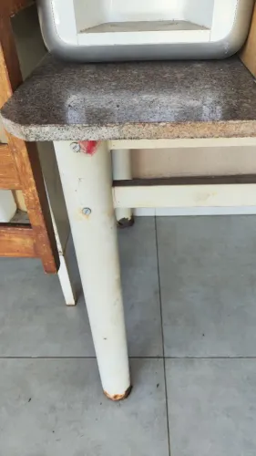 Mesa, cadeira, porta de madeira, armário aço 