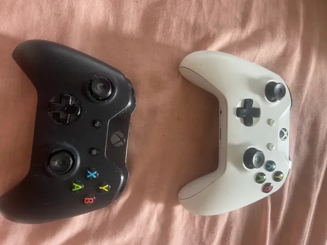 Controle Xbox one s original  tenho  o branco 300,00ou preto 250,00