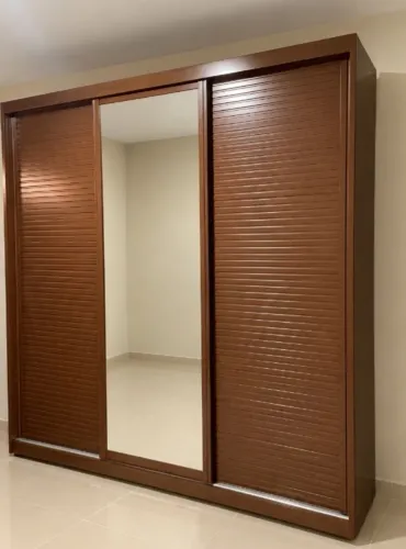 Guarda roupa casal grande e bem dividido