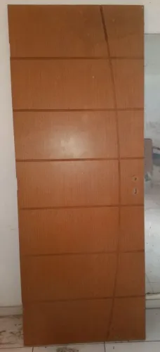 Porta de madeira frisada em bom estado 2,10 x 80