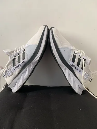 Tênis Adidas Branco e Preto