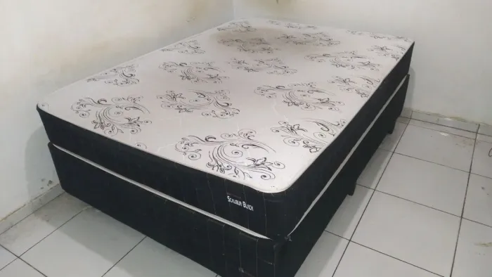Cama de Casal com Colchão - Com Mancha no Local de Uso