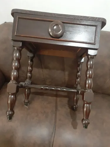Vendo uma mesinha de cabeceira