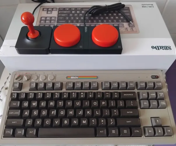 Teclado 8bit do Commodore 64 edition com caixa e todos acessórios.