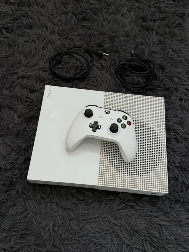 Xbox One S - 1Tb - Com Garantia, Caixa e 1 Jogo