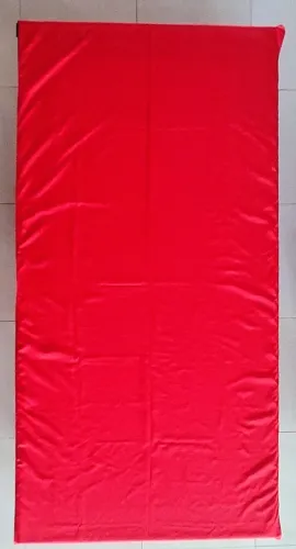 01 Toalha de mesa em cetim, cor vermelha, 2,68m x 1,15m