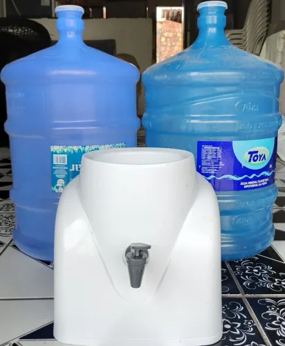 2 garrafões de 20 LTS e uma bica para garrafão