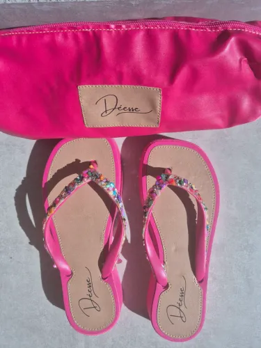 Chinelo e necesserie