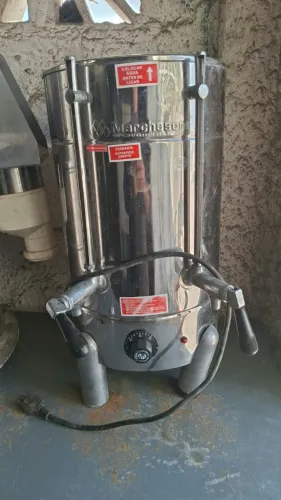 Máquina para fazer café usada. Valor: 1.500,00 reais.