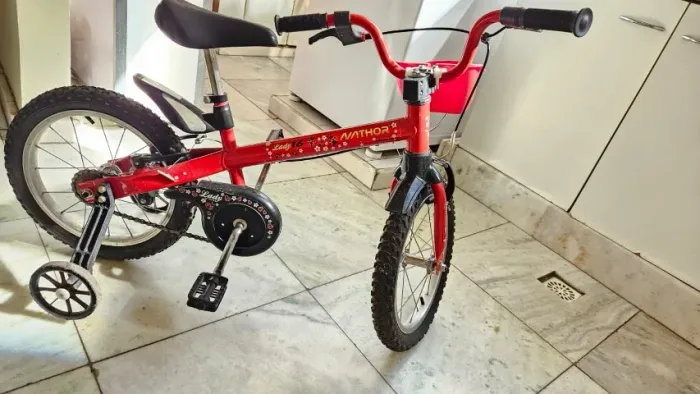 Bicicleta NATHOR LADY aro 16, pouco usada, sem avarias.