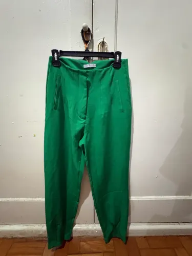 Vendo linda calça social na cor verde