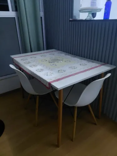 Mesa Branca com 2 Cadeiras Eames Brancas, Pés de Madeira