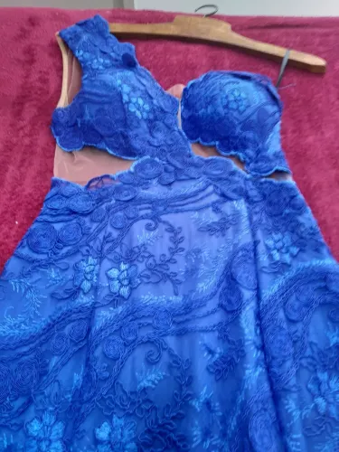 Vestido de festa azul royal em renda