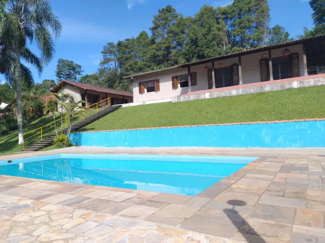 Chácara com piscina, lareira, churrasqueira.