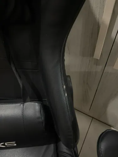 Cadeira gamer apenas alguns detalhes de uso