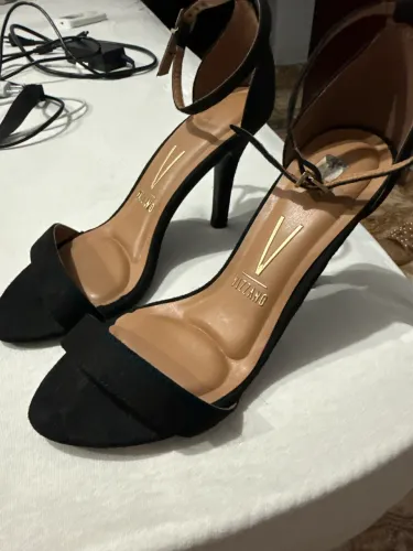 Sandália Vizzano Preta de Salto Fino