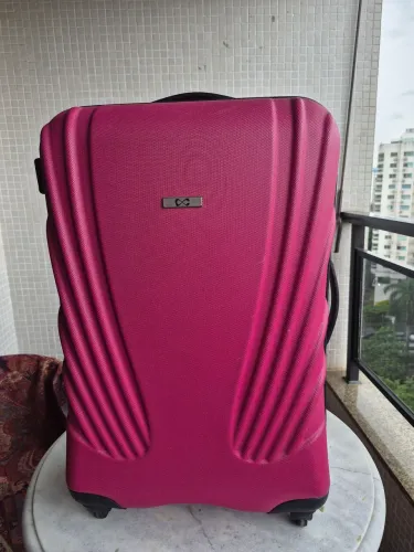Mala 23 kg rosa em polipropileno sem extensor.