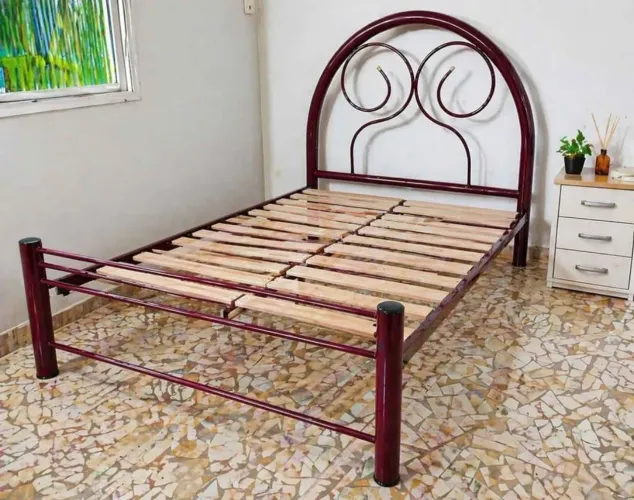 Cama de casal De ferro na cor vinho