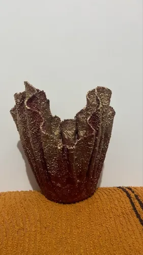 Vaso Decorativo Artesanal em Cimento - Acabamento Dourado Rústico
