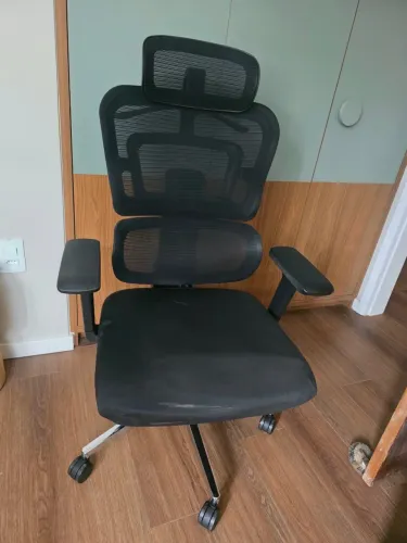 Cadeira Ergonômica de Escritório com Apoio de Cabeça e Regulagens