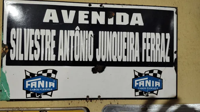Antiga placa de sinalização de rua . Esmaltada 