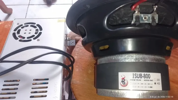 Vendo um subwoofer de 8 polegadas 400 RMS 800w sub muito forte e uma fonte chaveada 50a