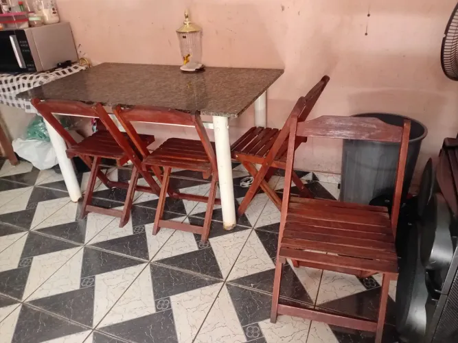 04 cadeiras de maneiras novas
